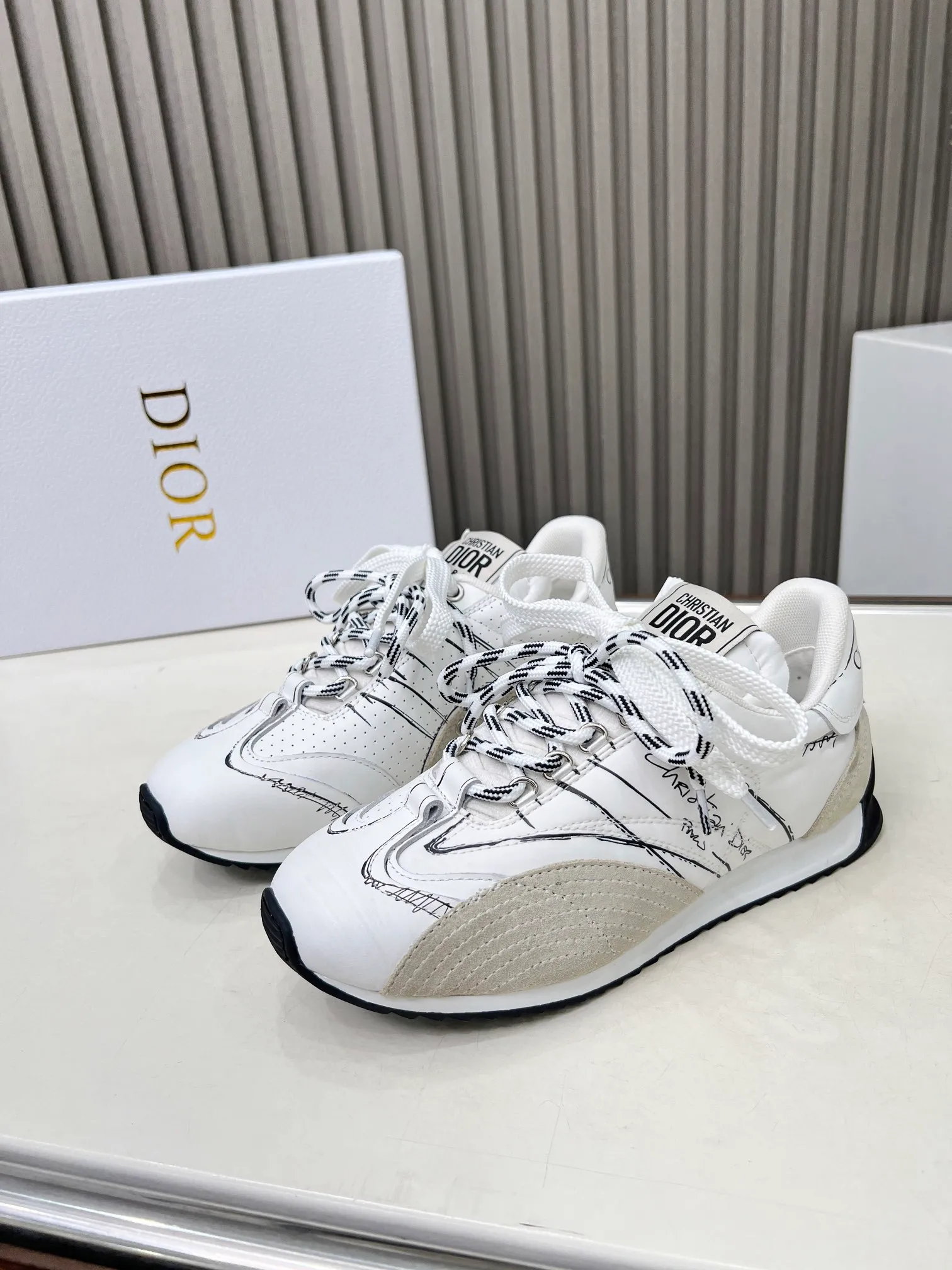 👟👟Ex-factory price 560👟👟 This D-Sketch sneaker is a new product of the 2025 spring and summer ready-to-wear series, highlighting the classic retro aesthetics. Crafted from gold-tone crinkled sheepskin and gold-toned laminated calfskin, it features a printed logo inspired by the shoe's production stages, as well as beige suede calfskin panels and double laces. Hand-written Christian Dior Paris signature on the side, Christian Dior Paris signature panels and plaques on the heel and tongue. Paired with two-tone slim rubber soles, they add a touch of couture to any casual look. Code number: 35~45 Color: black white gold silver